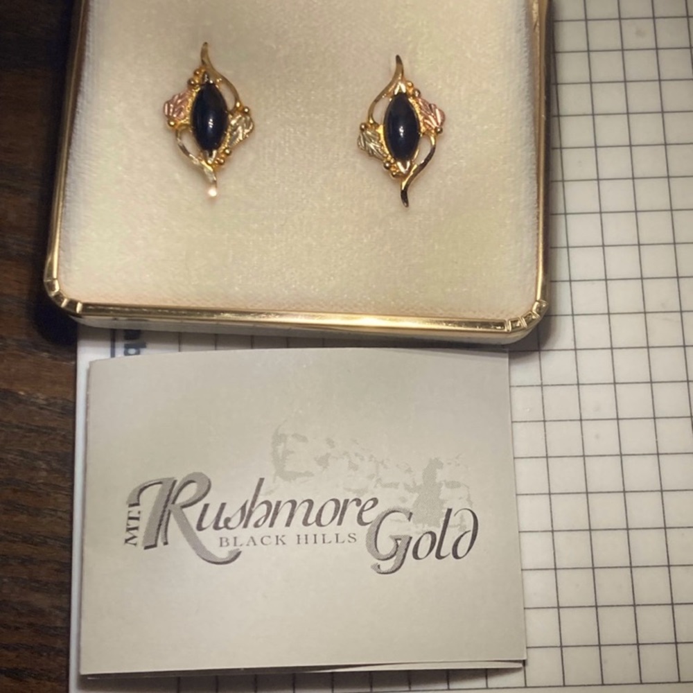 NIB Rushmore Gold Co. RGC Solid 10kt & Onyx Earrings !! 2.25 Grams !!